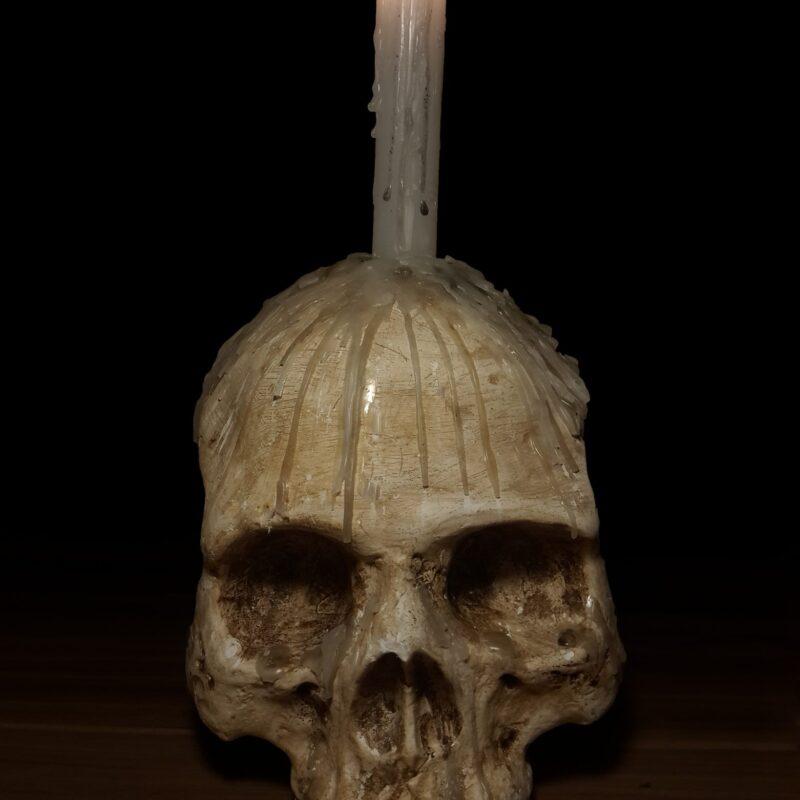 Replika ludzkiej czaszki w skali 1:1 świecznik